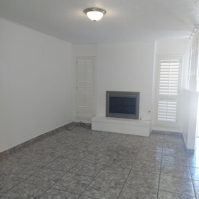 Building Photo - Welcome Home ! 3 bedroom 1.5 bath rental -DUPLEX