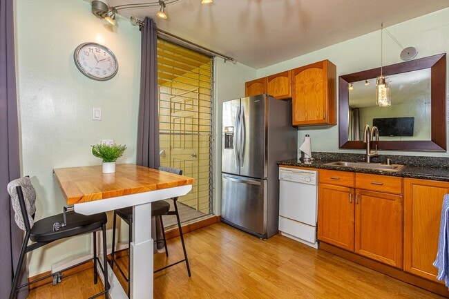 Building Photo - Oceanfront 1 Bed/1 Bath Fully Furnished Condo at Waipuilani!