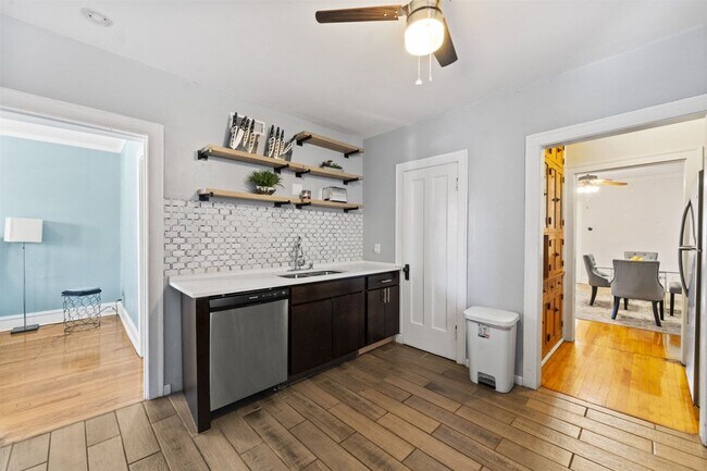 Building Photo - 6444 N Washtenaw Ave