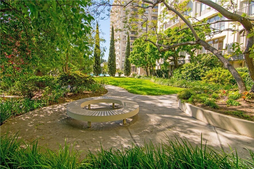 Building Photo - 2170 Century Park E