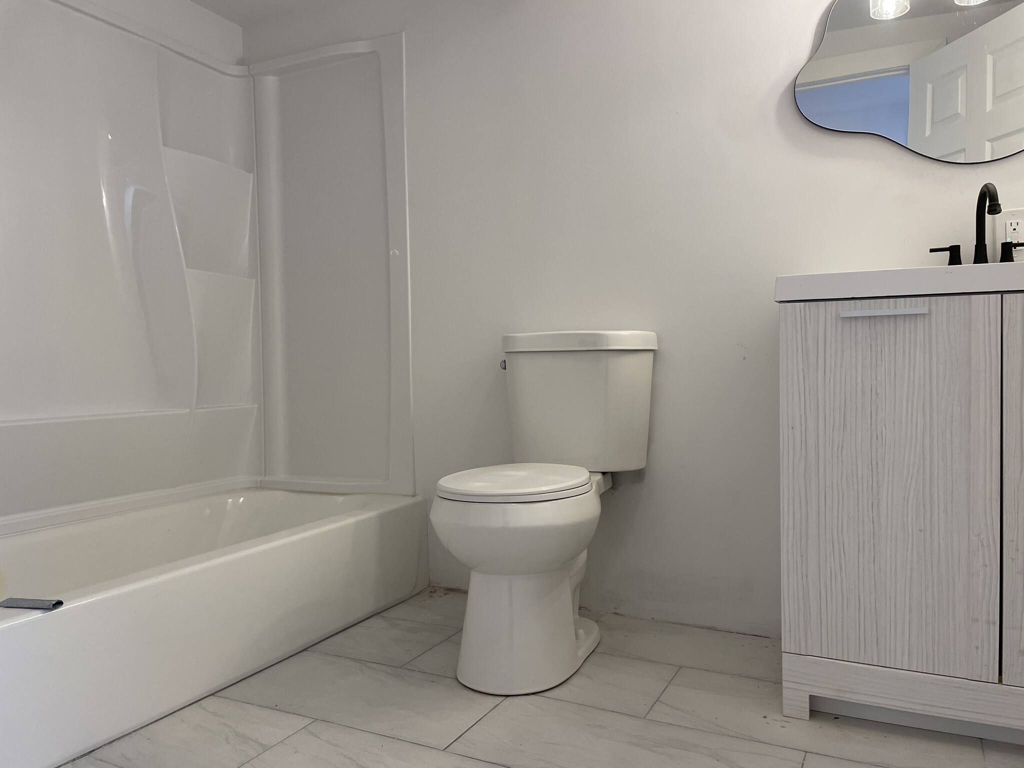 Full bath - 106 Wyldewood Rd