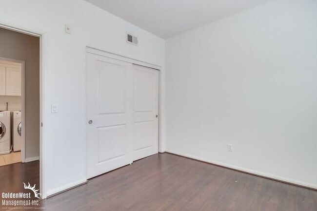 Building Photo - Bright & Spacious 2Bdm 2Ba Townhome in Eas...