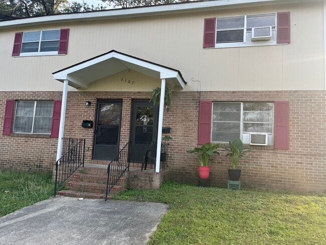 Building Photo - 2107 Meriwood Dr