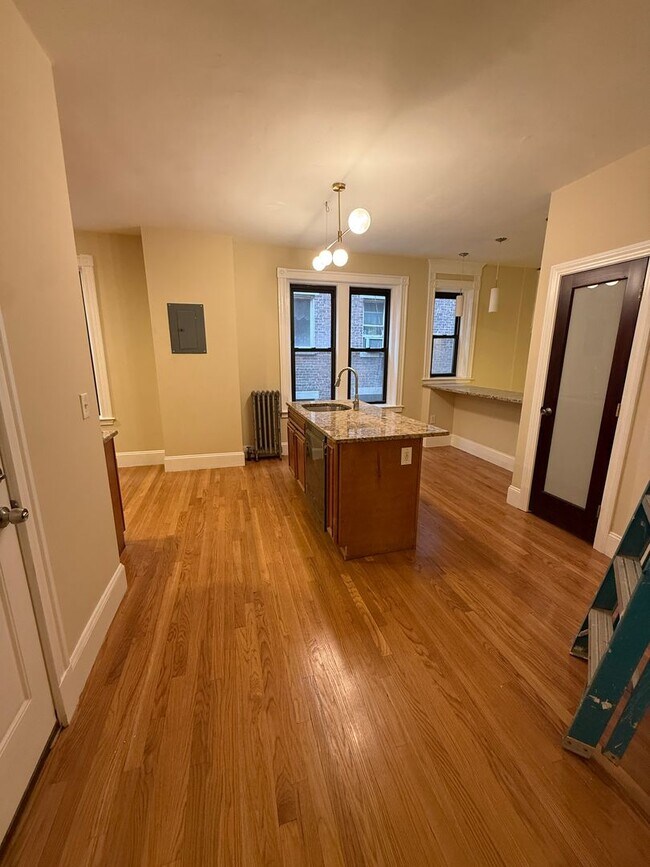 Building Photo - WOW!  5 BED/3 BATH DOWN THE STREET FROM B.U.!!!  Laundry in-unit!