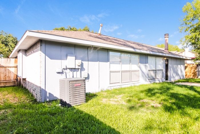 Building Photo - 10936 Pinewood Ct