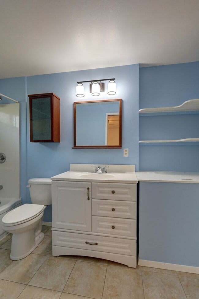Building Photo - Lovely 4BR 1.75BA Bellevue Tri-Level Home