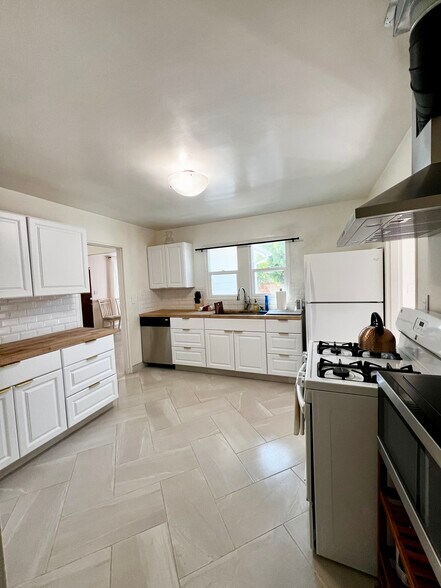 Building Photo - 530 N Quarantina St