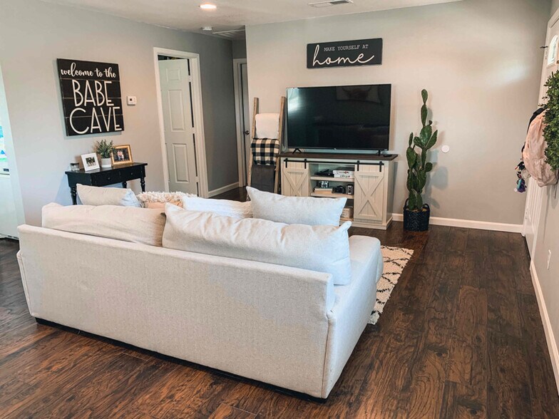 Building Photo - 110 N Bell St