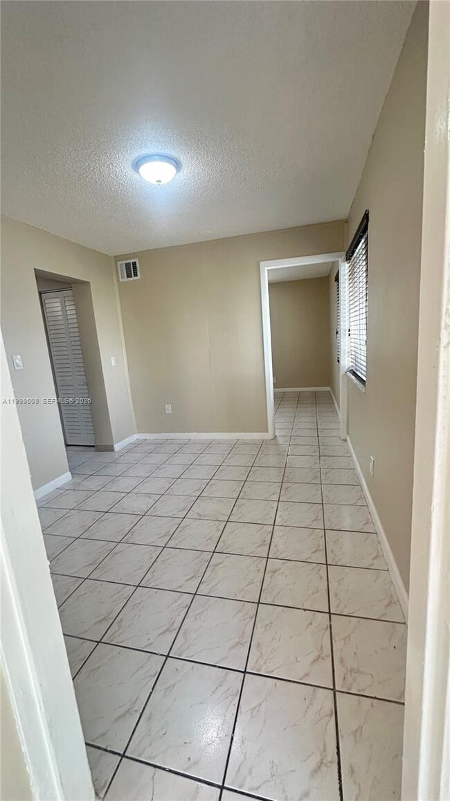 Building Photo - 990 E 2nd St