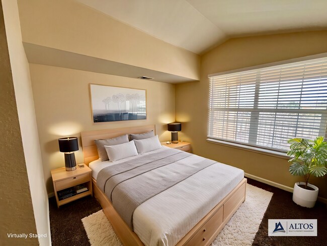 Building Photo - Very nice 2 bed 2 full bath on top floor n...