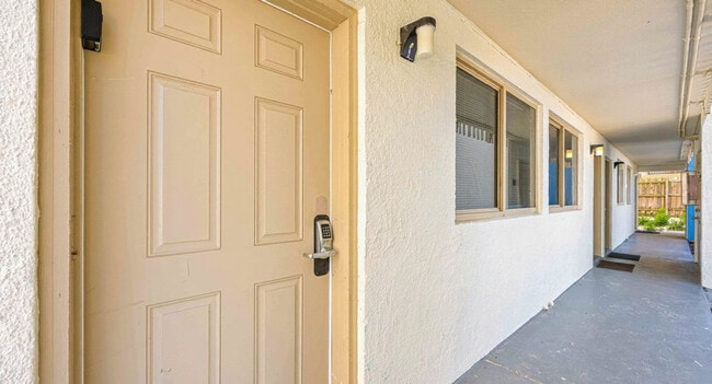 Building Photo - 556 Coral Ct