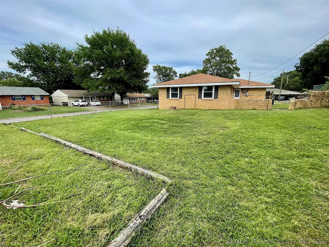 Building Photo - Stunning 4 Bed 2 Bath Home on Quiet Street!