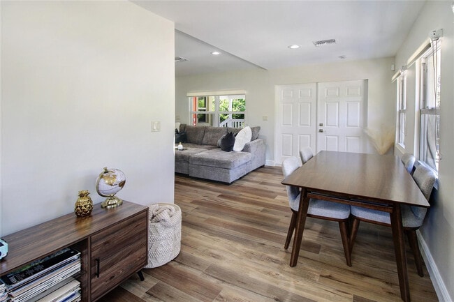 Building Photo - 211 SE 16th Ave