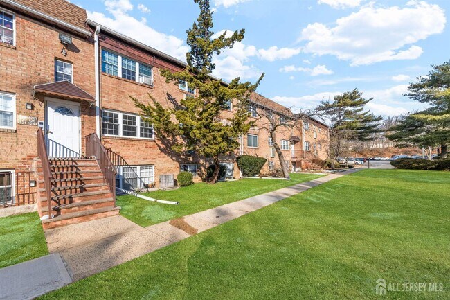 Building Photo - 125 College Dr