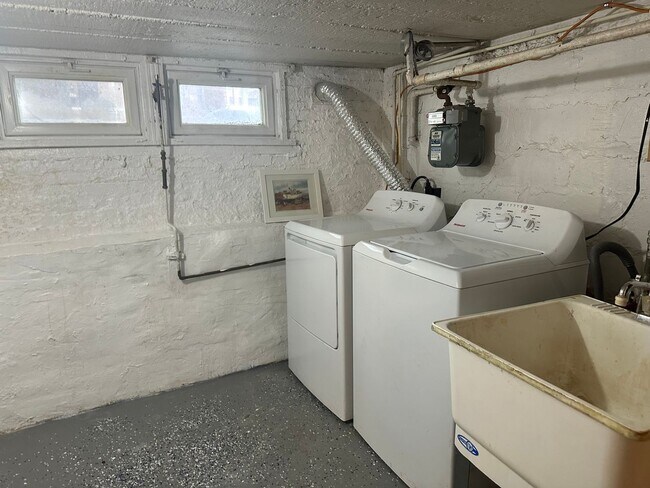 Building Photo - Spacious Rooms! Finished Basement! W/D! Available Now!