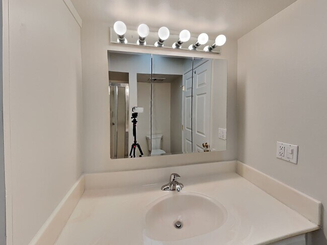 Building Photo - Spacious Rossmoor 2/2 Condo Available Now!