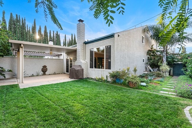 Building Photo - Charming, Light-Filled 2-Bed / 2.5-Bath Townhome with Private Yard & Garage Parking