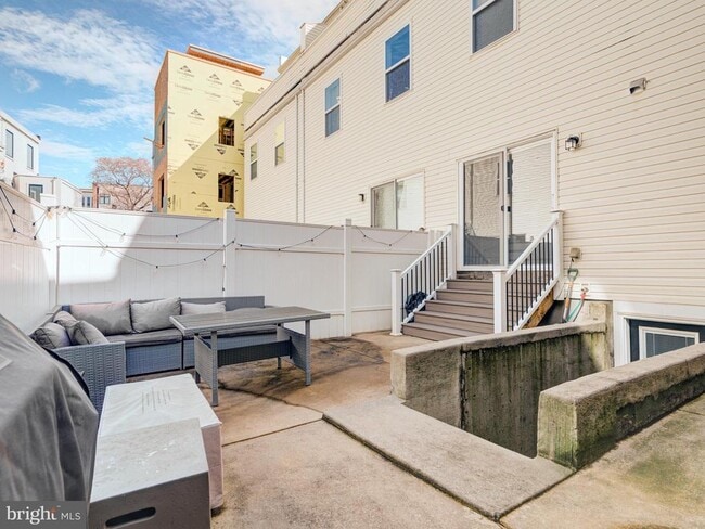Building Photo - 1118 Dunton St