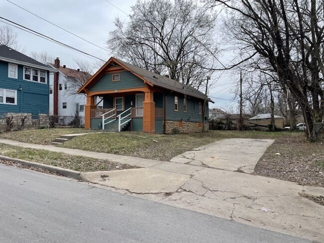 Building Photo - 3bd/1ba Home, Large Yard!! Half off 2nd Mo...