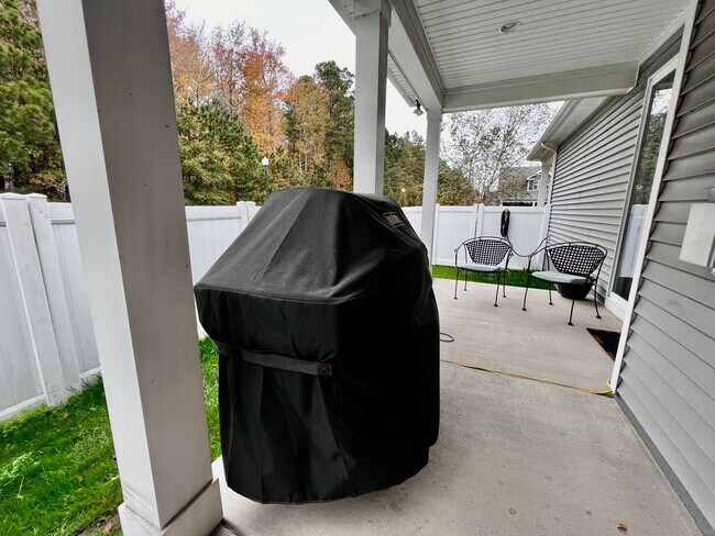 Building Photo - Beautiful Corner Lot, Single Family Home, in Sherwood Lakes.