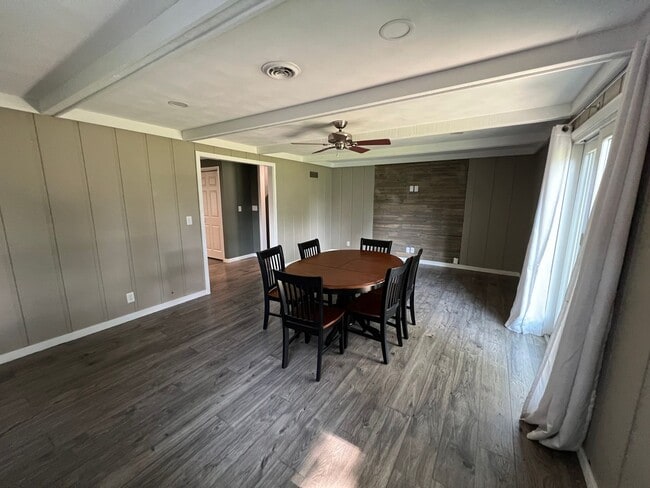 Building Photo - Welcome to this charming 3 bedroom, 2.5 ba...