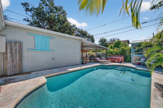 Building Photo - 2444 34th Ave N