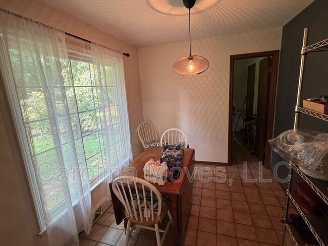 Building Photo - 502 Rosebud Ln