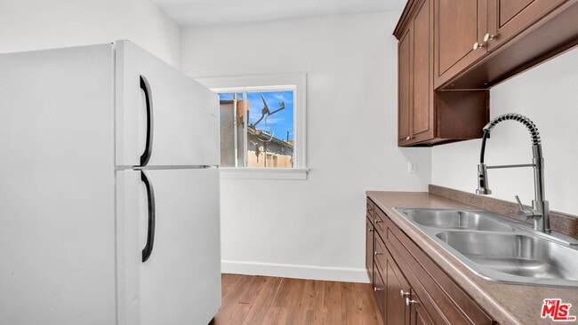 Building Photo - 806 W 40th Pl