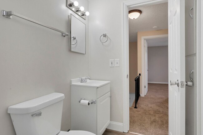 Building Photo - 898-900 Racine Ave