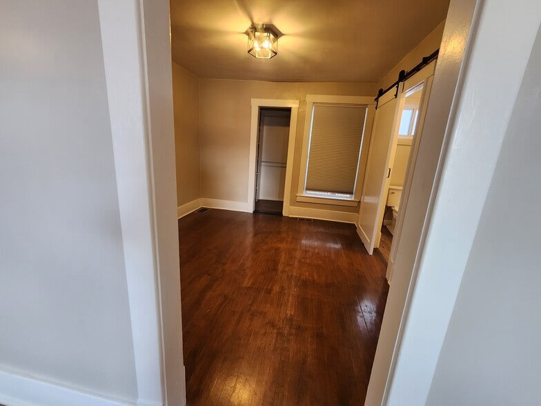 Bedroom entry - 3017 Grandview St