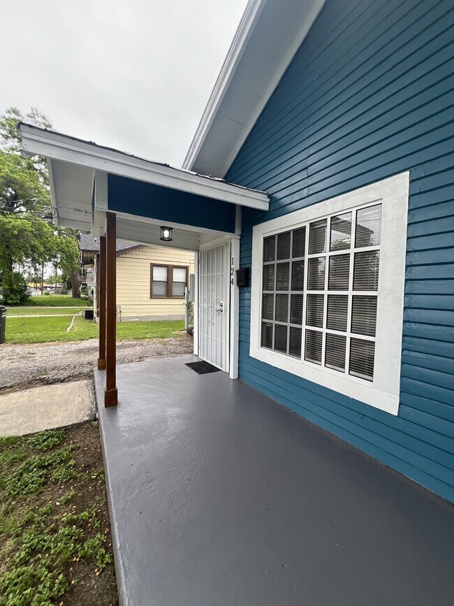 Building Photo - 124-126 Wiggins Pl