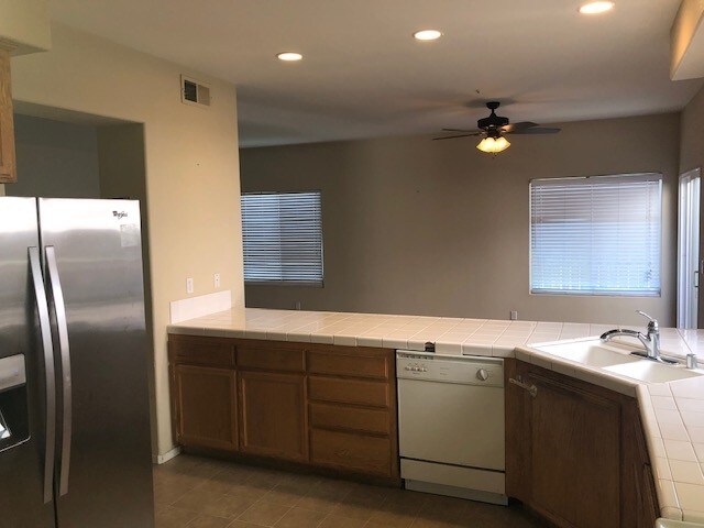 Building Photo - 440 Hart Dr