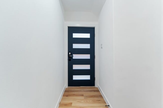 Building Photo - Stunning Duplex with Garage & Modern Finishes