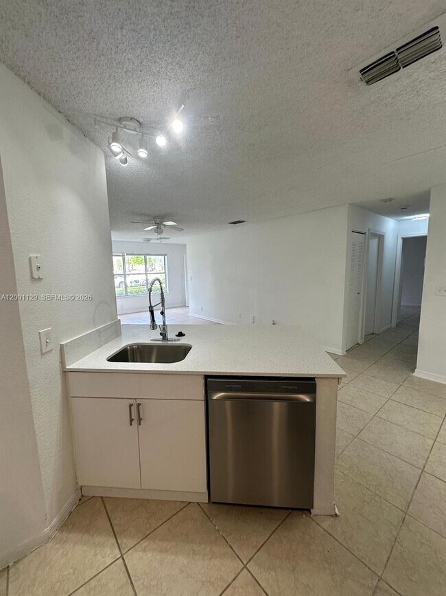 Building Photo - 3380 Pinewalk Dr N