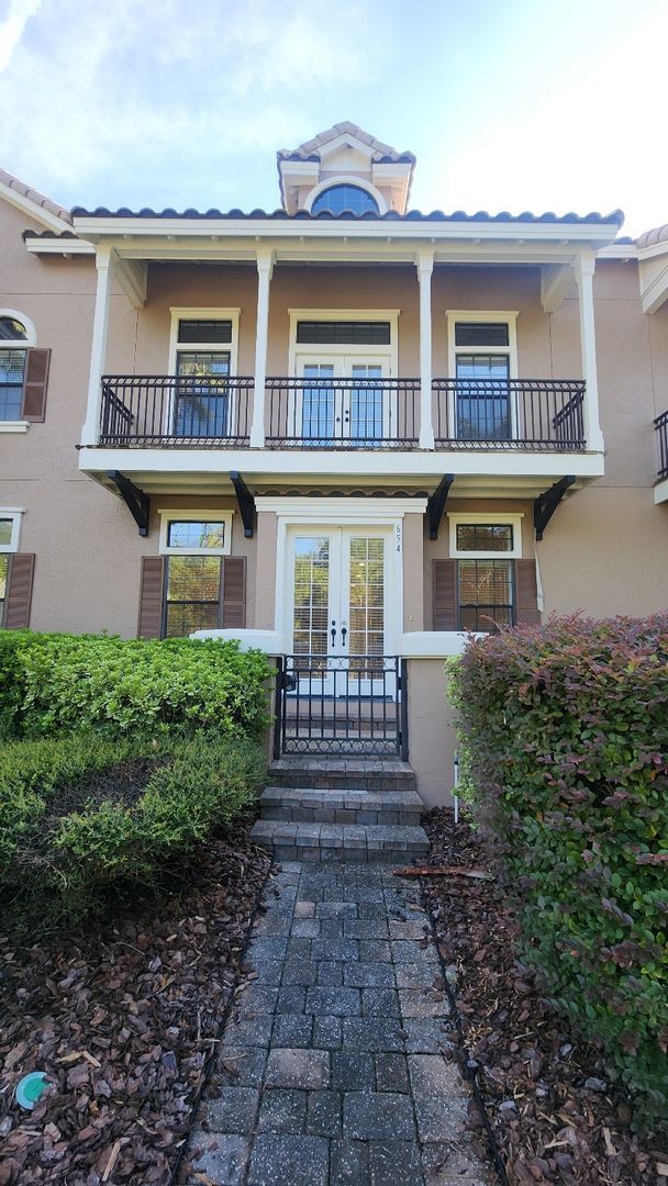 Building Photo - Huge 3 Bed 2.5 bath Home in Palencia- Main Bedroom downstairs plus Upstairs Efficiency
