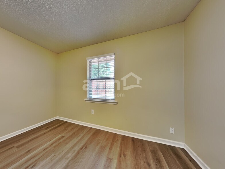 Building Photo - 138 Lions Gate Rd