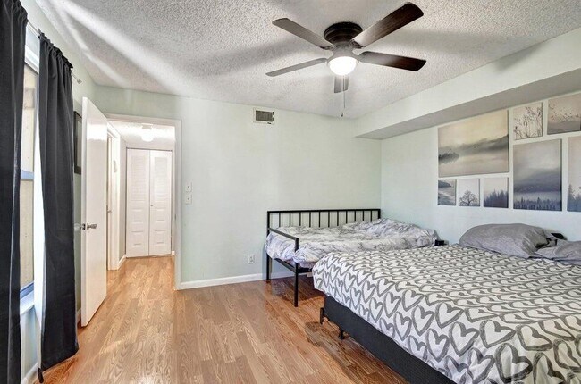 Building Photo - 7627 Courtyard Run W