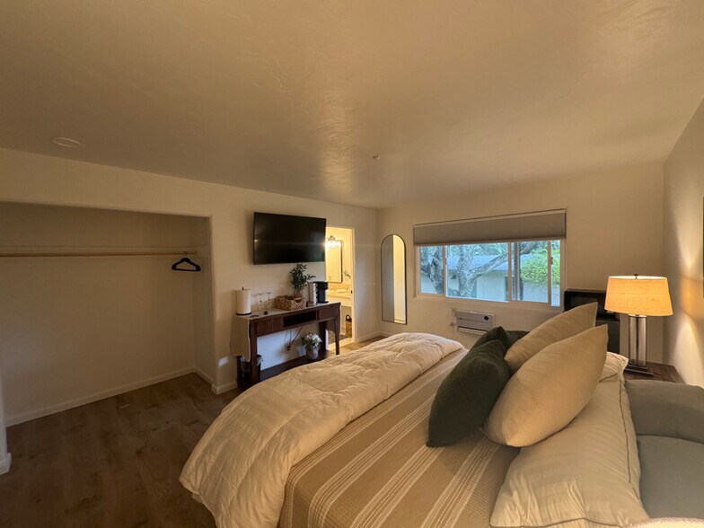 Building Photo - 10 Country Club Way