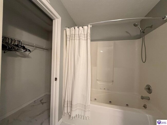 Building Photo - 115 Twin Oaks Dr