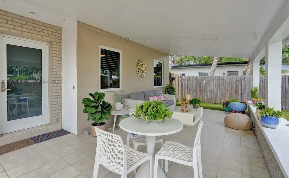 Building Photo - 1001 NE 17th Ct