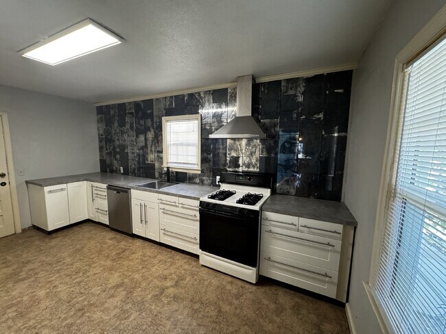 Building Photo - Stunning Home Located In Tech Terrace Minu...