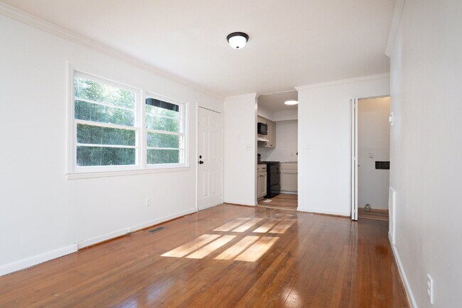 Building Photo - 2 Bed / 1 Bath Bottom Unit Duplex Convenient Spartanburg Location with Modern Features $1000/mo rent