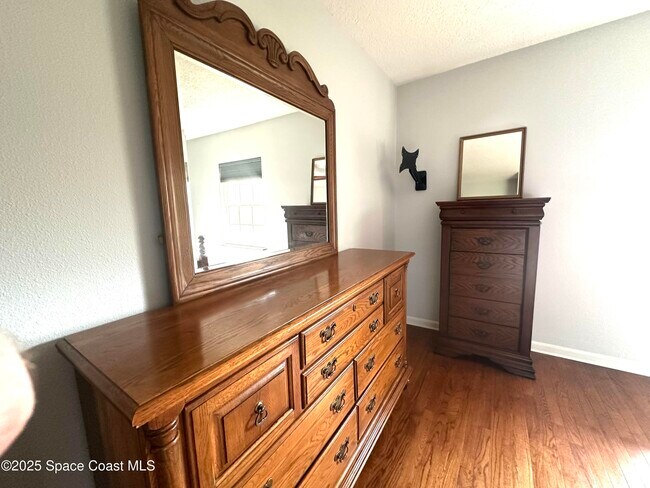 Building Photo - 112 E Colonial Ct