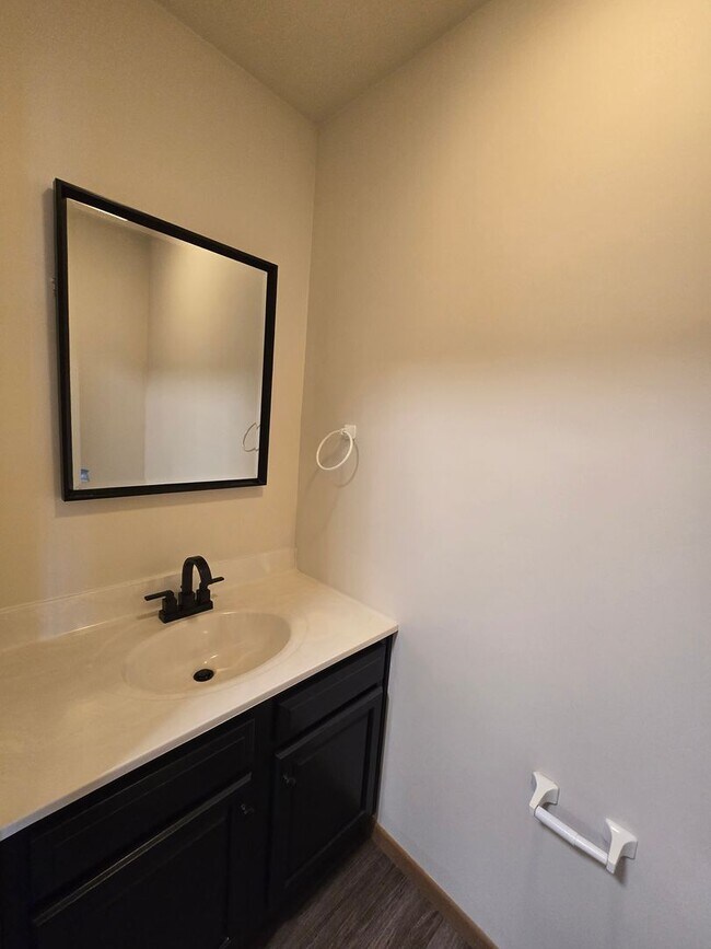 Building Photo - Beautifully Updated 3 Bedroom 2.5 Bathroom Townhouse - Golf Course View!