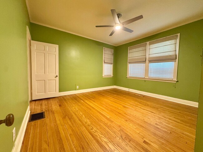 Building Photo - 5 Bedroom Home Between 12 South and Oak Hill