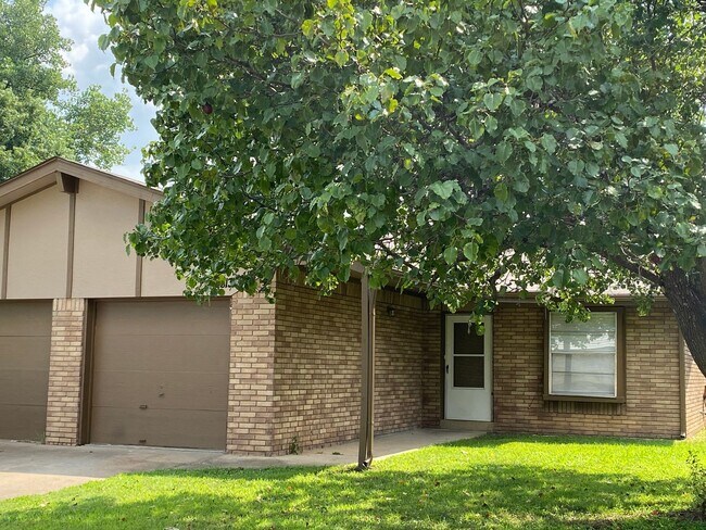 Building Photo - Sapulpa Duplexes 1811-1813