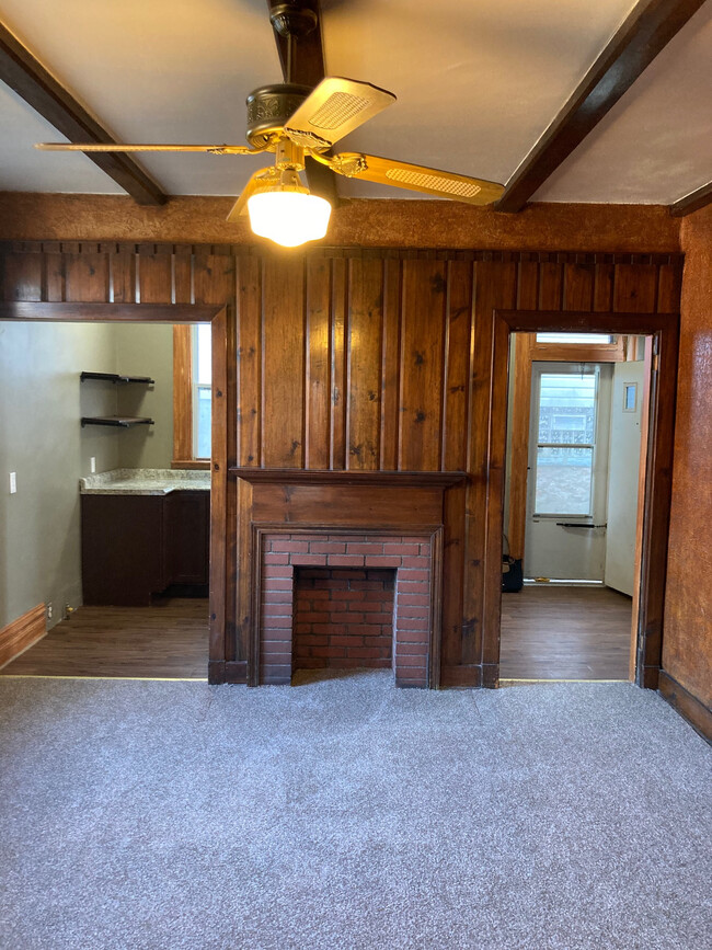 Building Photo - 406 Wabana St