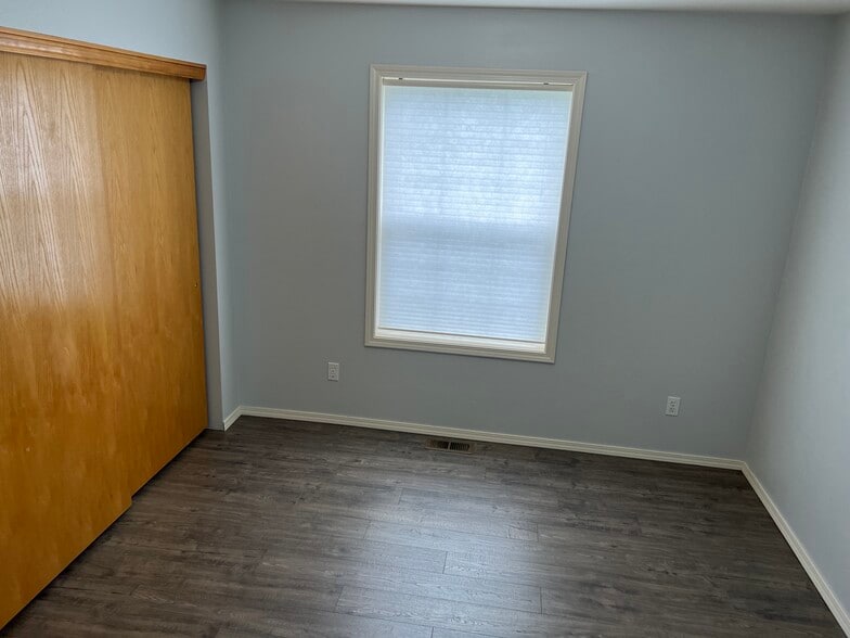 Building Photo - 8207 N Ridgewood Dr