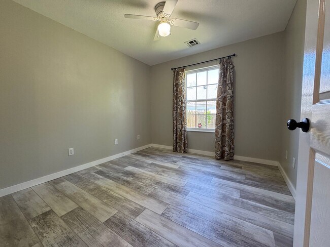 Building Photo - ***910-2 NW A Street***