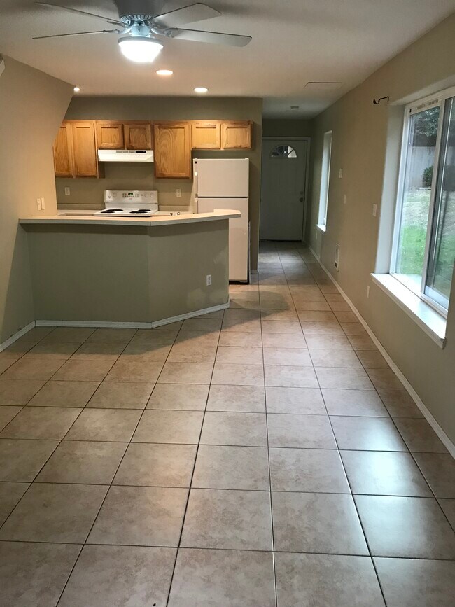 Building Photo - 3013 Main St